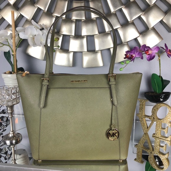 Michael Kors Handbags - Michael Kors Ciara Large Leather Zipper Tote